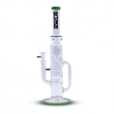 Con el Mad Professor Jade Green disfrutarás de sesiones placenteras, gracias a sus tres percoladores que maximizan la purificación del humo; ideal para los amantes del buen fumar que buscan calidad y estilo en sus accesorios.