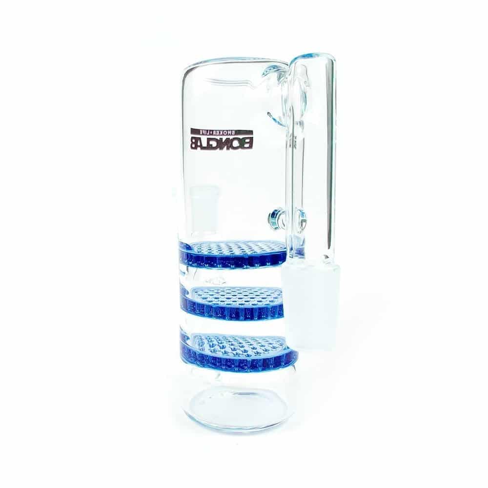 Mejora tu experiencia de fumado con el atrapaceniza panal triple azul de Bonglab. Con un diámetro de 14mm, este accesorio no solo filtra cenizas, sino que también añade un toque estético a tu equipo. Su diseño tipo panal proporciona una filtración eficiente, manteniendo tu bong limpio y asegurando un sabor puro en cada bocanada. ¡Hazte con uno y disfruta al máximo!